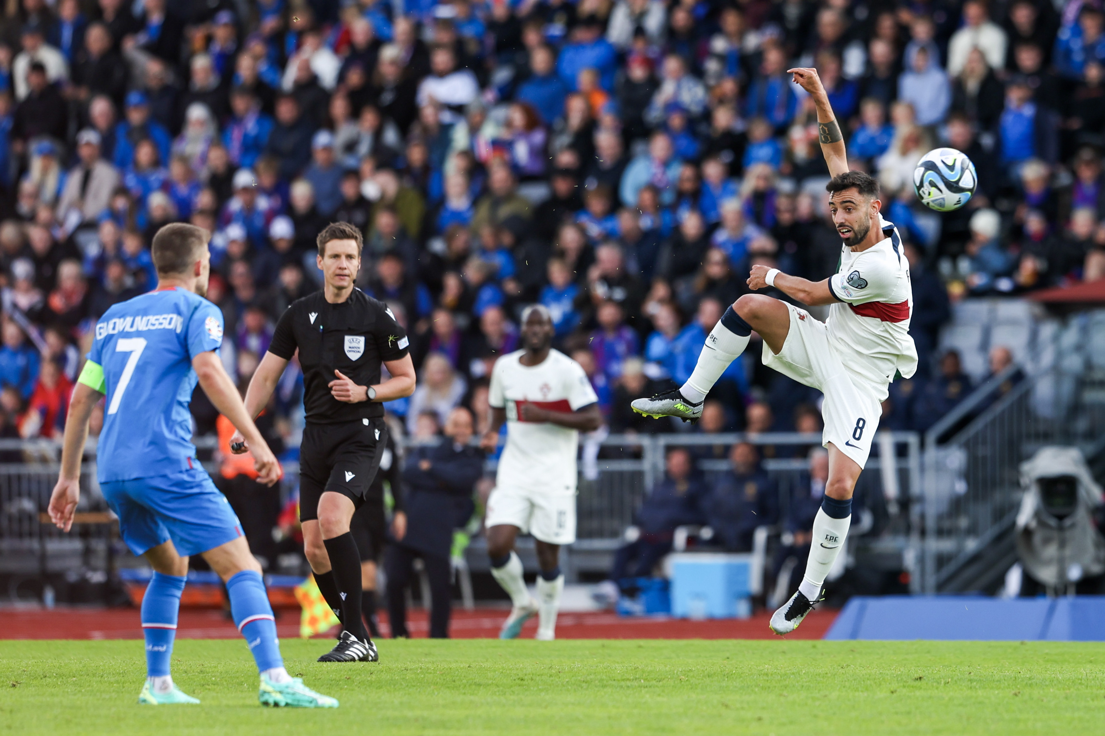 包含冰岛队遭遇平局，欧预赛形势有所起伏的词条