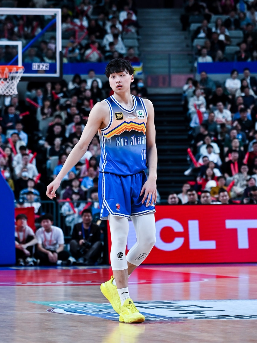 新疆男篮在主场迎战上海队，士气高昂的简单介绍